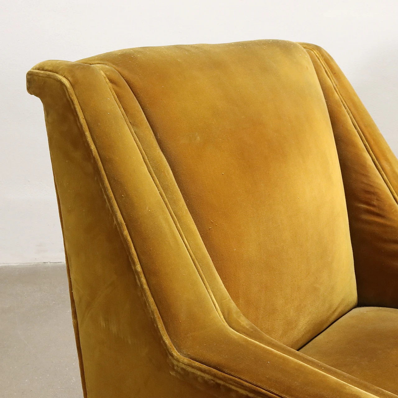 Coppia di poltrone in velluto ocra e gambe di legno, anni '50 5