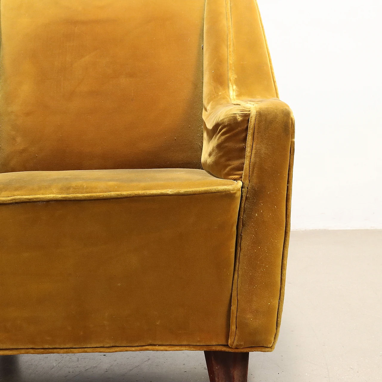 Coppia di poltrone in velluto ocra e gambe di legno, anni '50 6