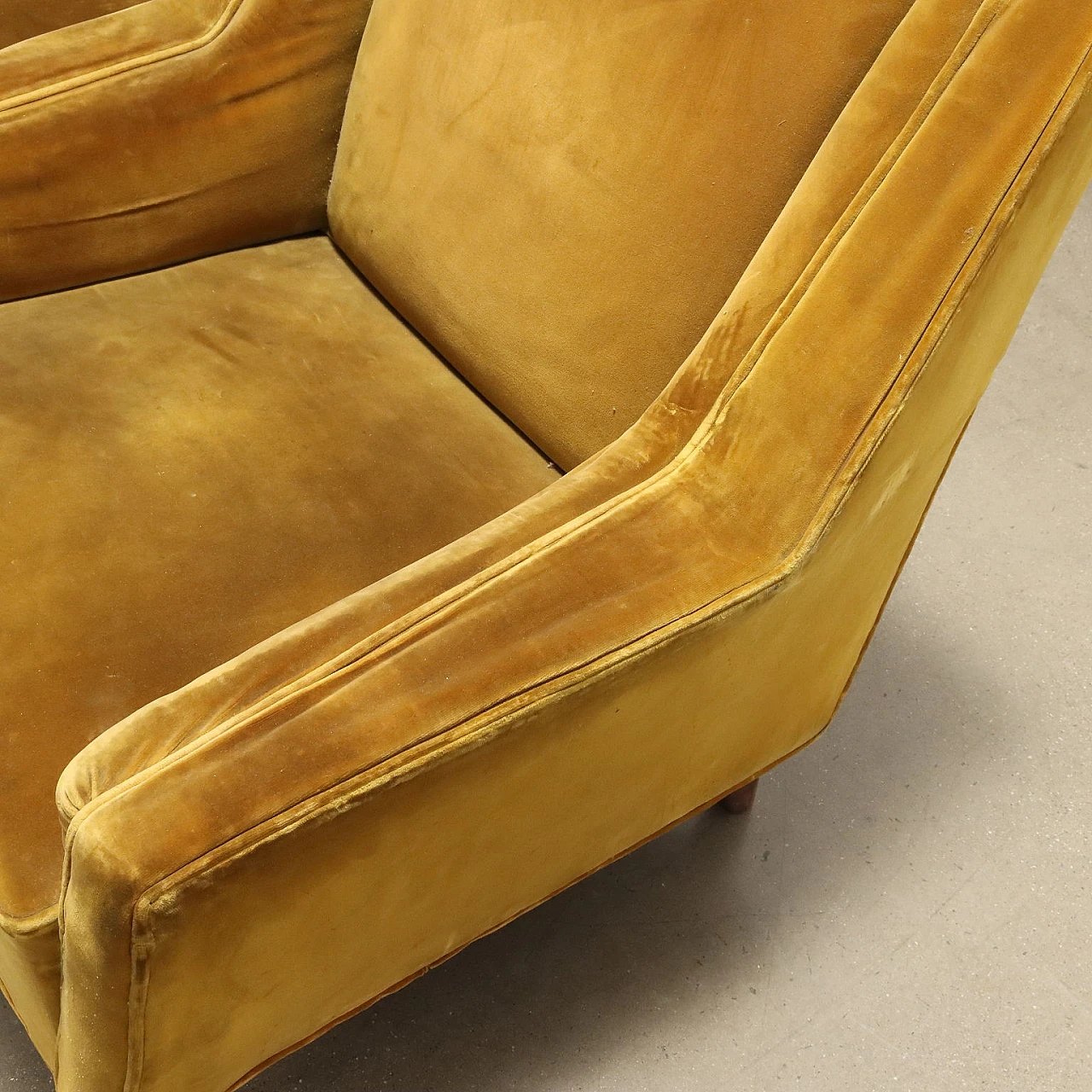 Coppia di poltrone in velluto ocra e gambe di legno, anni '50 7