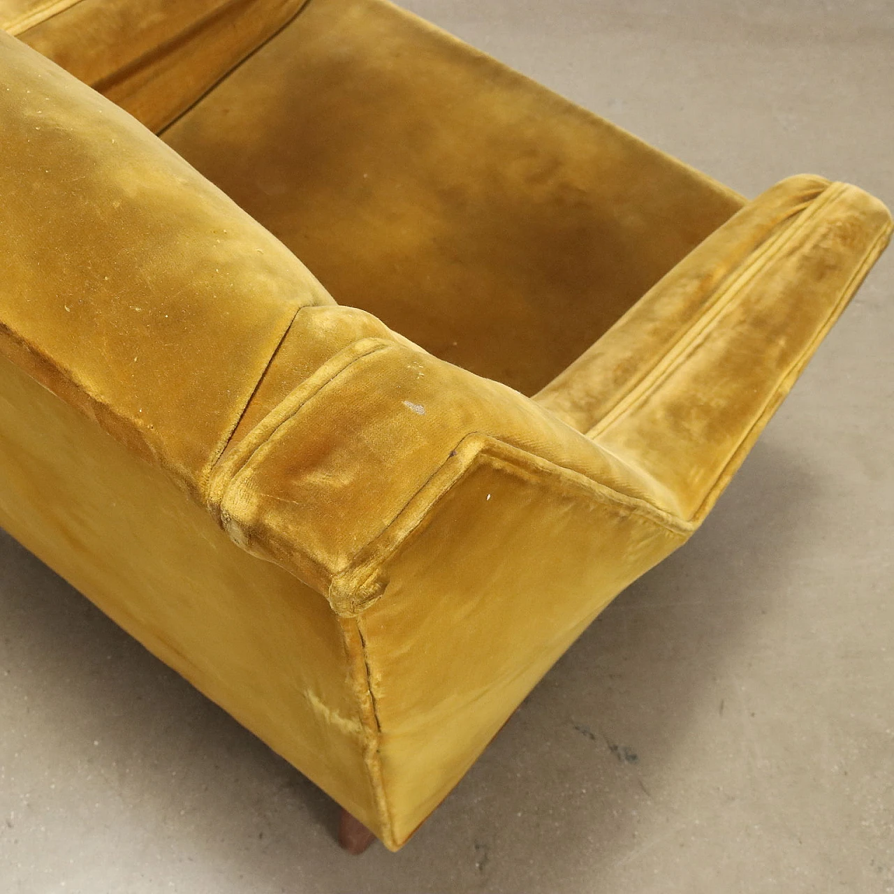 Coppia di poltrone in velluto ocra e gambe di legno, anni '50 8