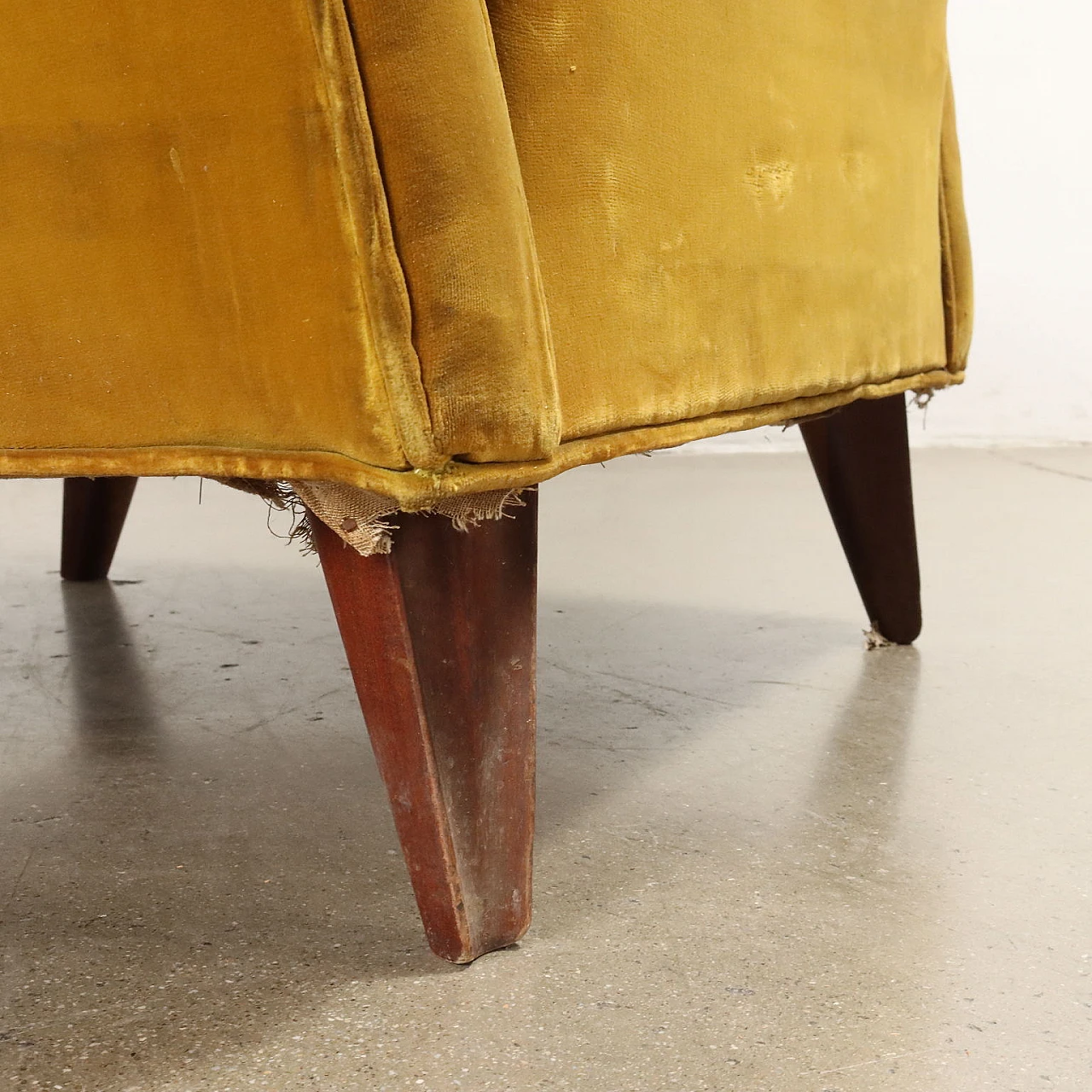 Coppia di poltrone in velluto ocra e gambe di legno, anni '50 9