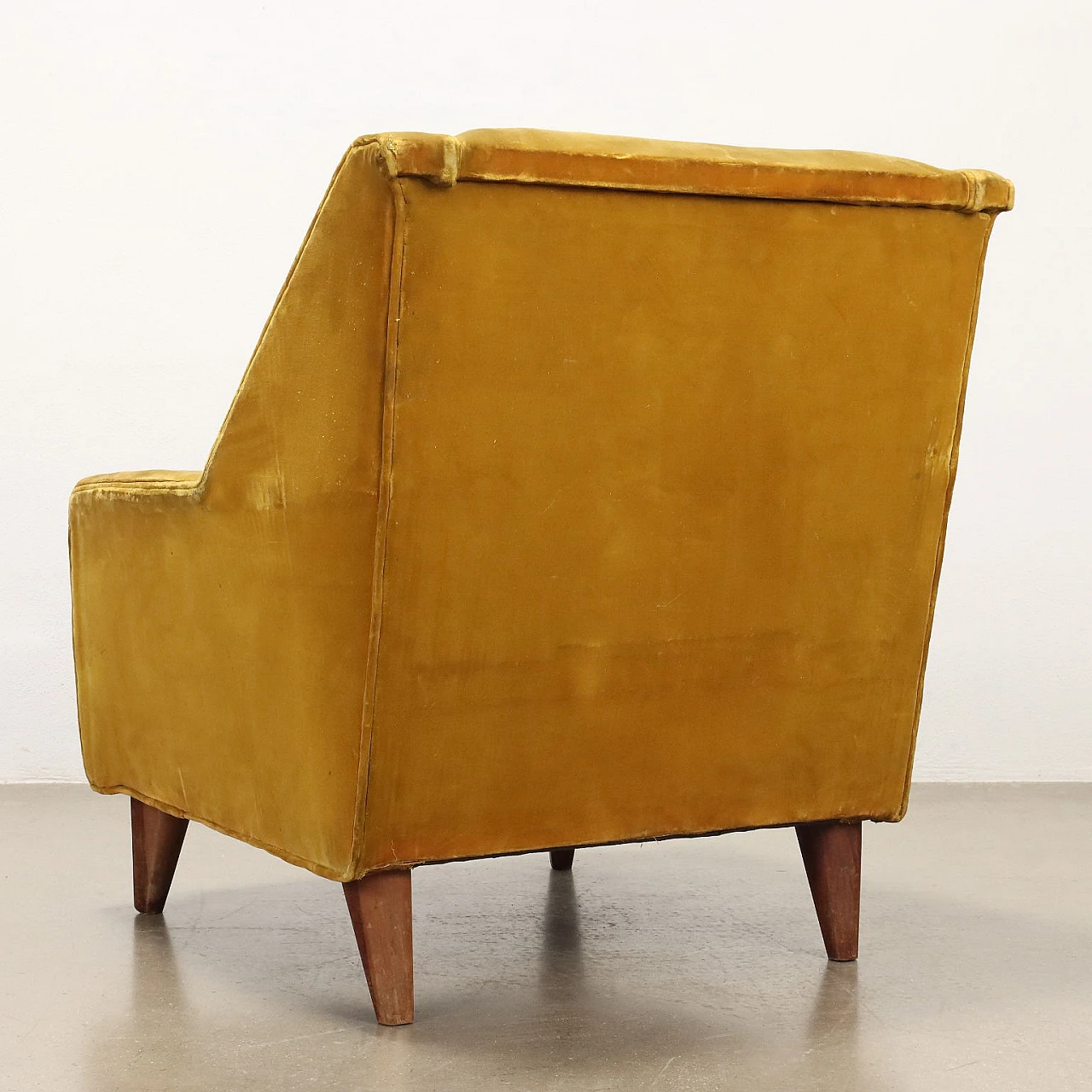 Coppia di poltrone in velluto ocra e gambe di legno, anni '50 10