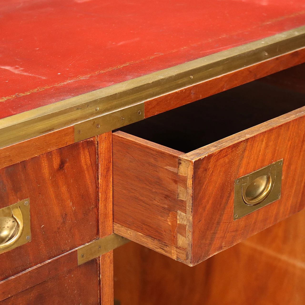 Scrittoio stile Marina inglese in legno, marocchino e ottone 3