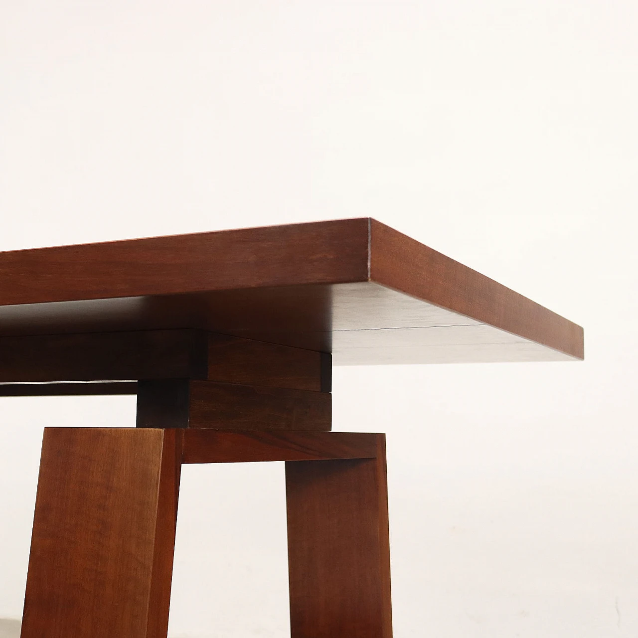 Tavolo in legno impiallacciato e massello di noce di Silvio Coppola per Bernini, anni '60 3