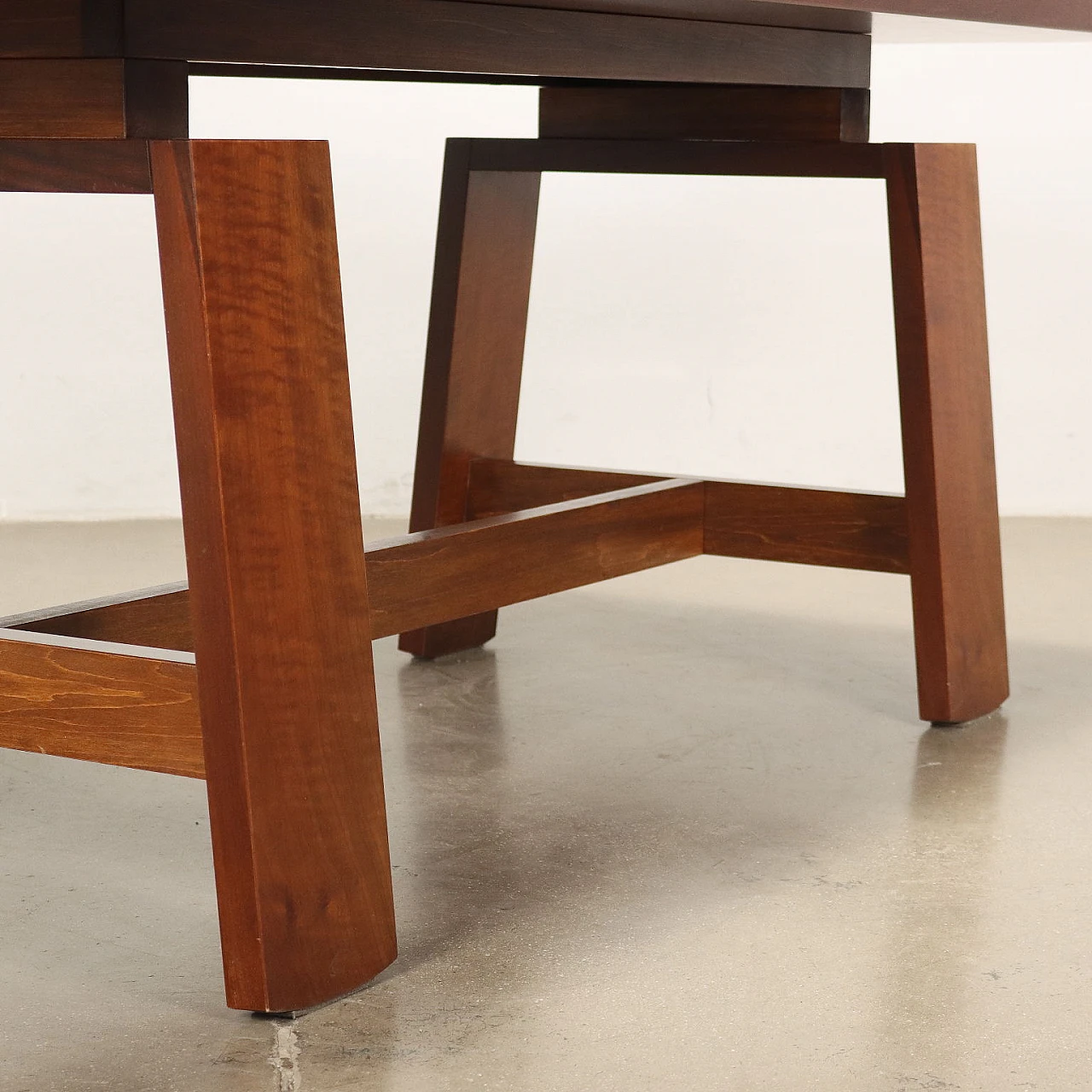 Tavolo in legno impiallacciato e massello di noce di Silvio Coppola per Bernini, anni '60 4