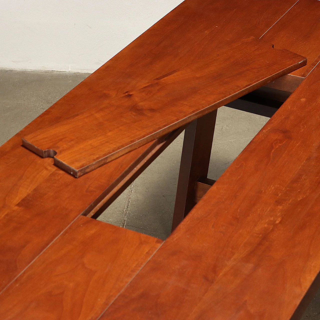 Tavolo in legno impiallacciato e massello di noce di Silvio Coppola per Bernini, anni '60 6