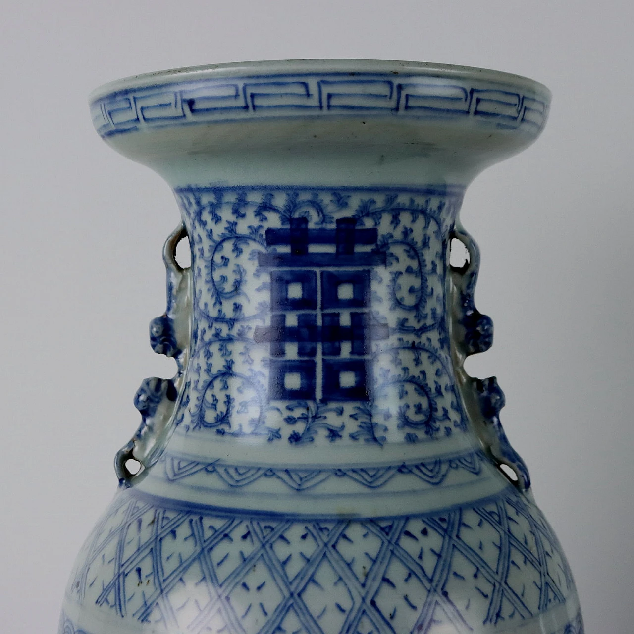 Coppia di vasi cinesi in porcellana dipinta a motivi blu 3