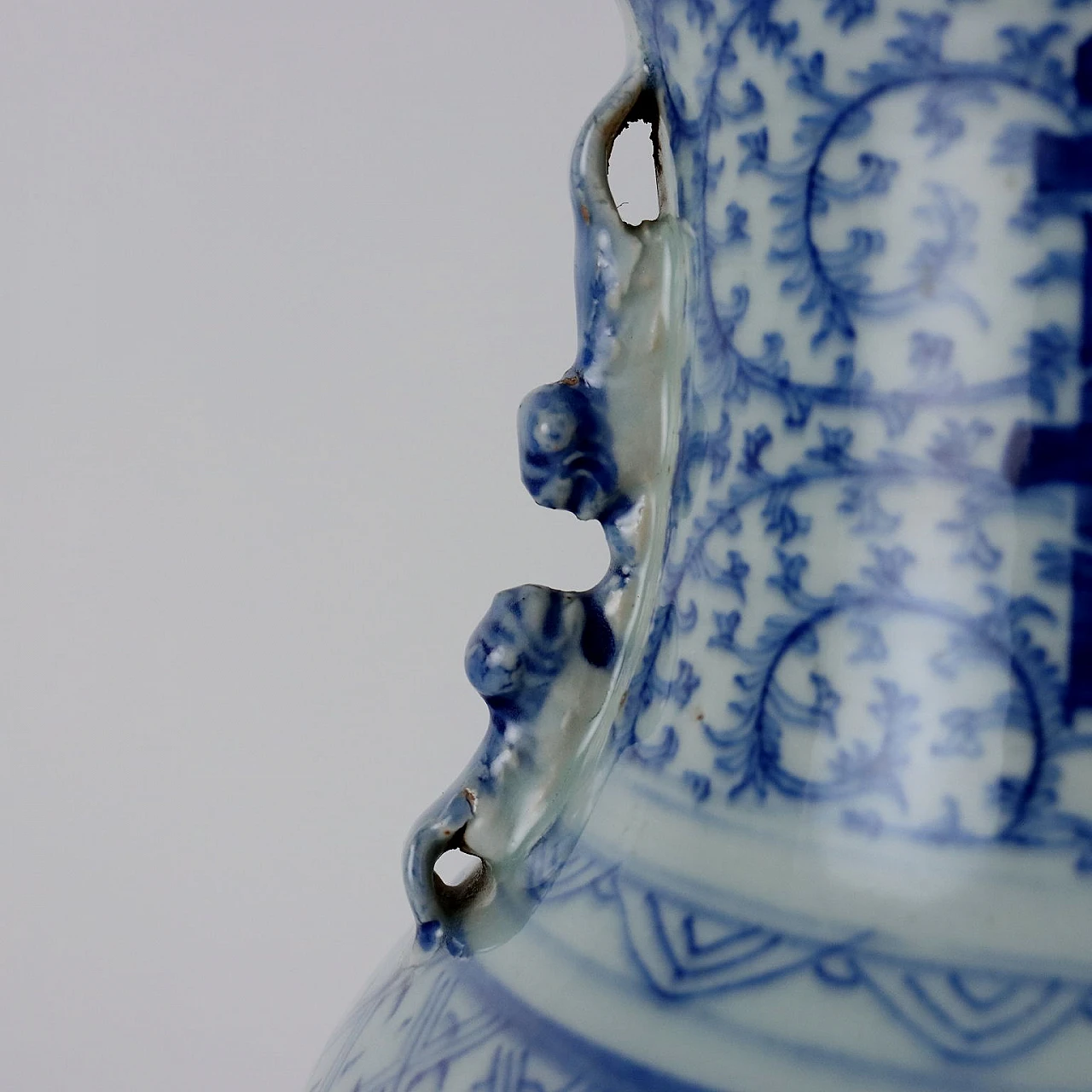 Coppia di vasi cinesi in porcellana dipinta a motivi blu 4