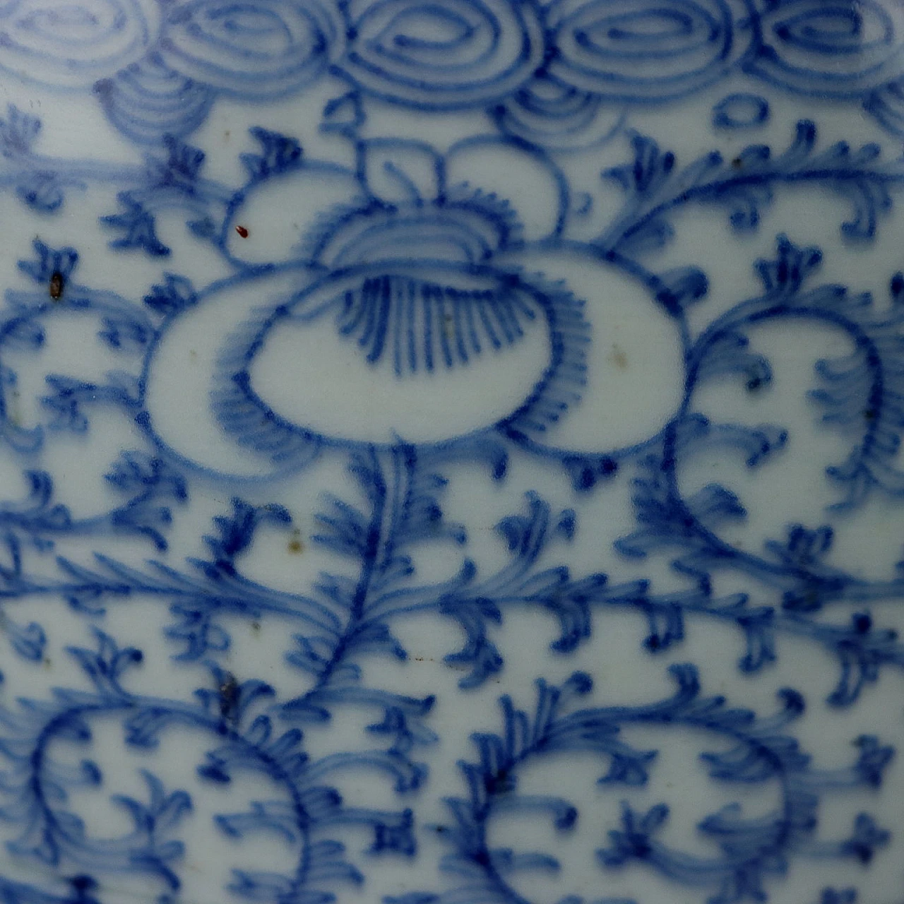 Coppia di vasi cinesi in porcellana dipinta a motivi blu 5