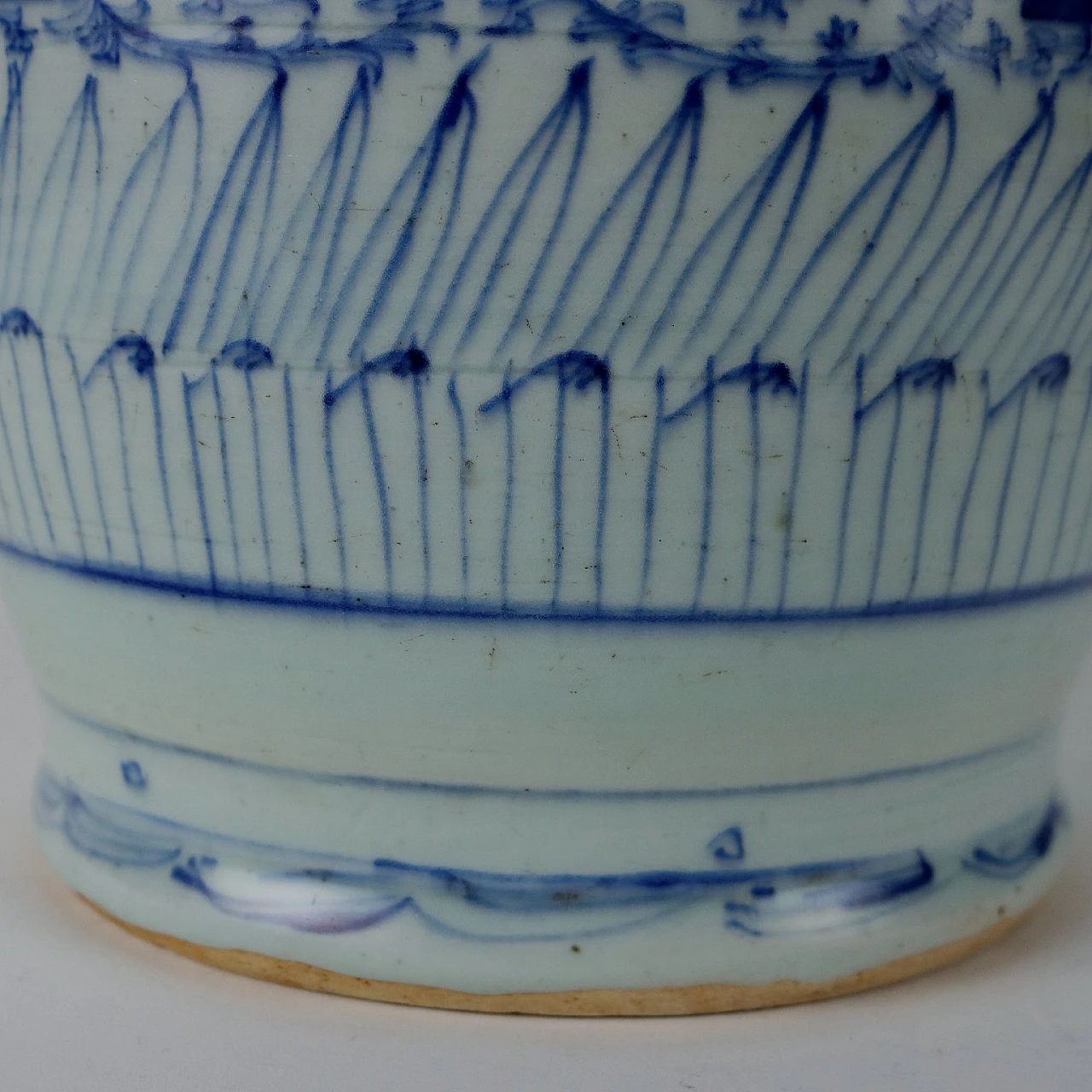 Coppia di vasi cinesi in porcellana dipinta a motivi blu 9