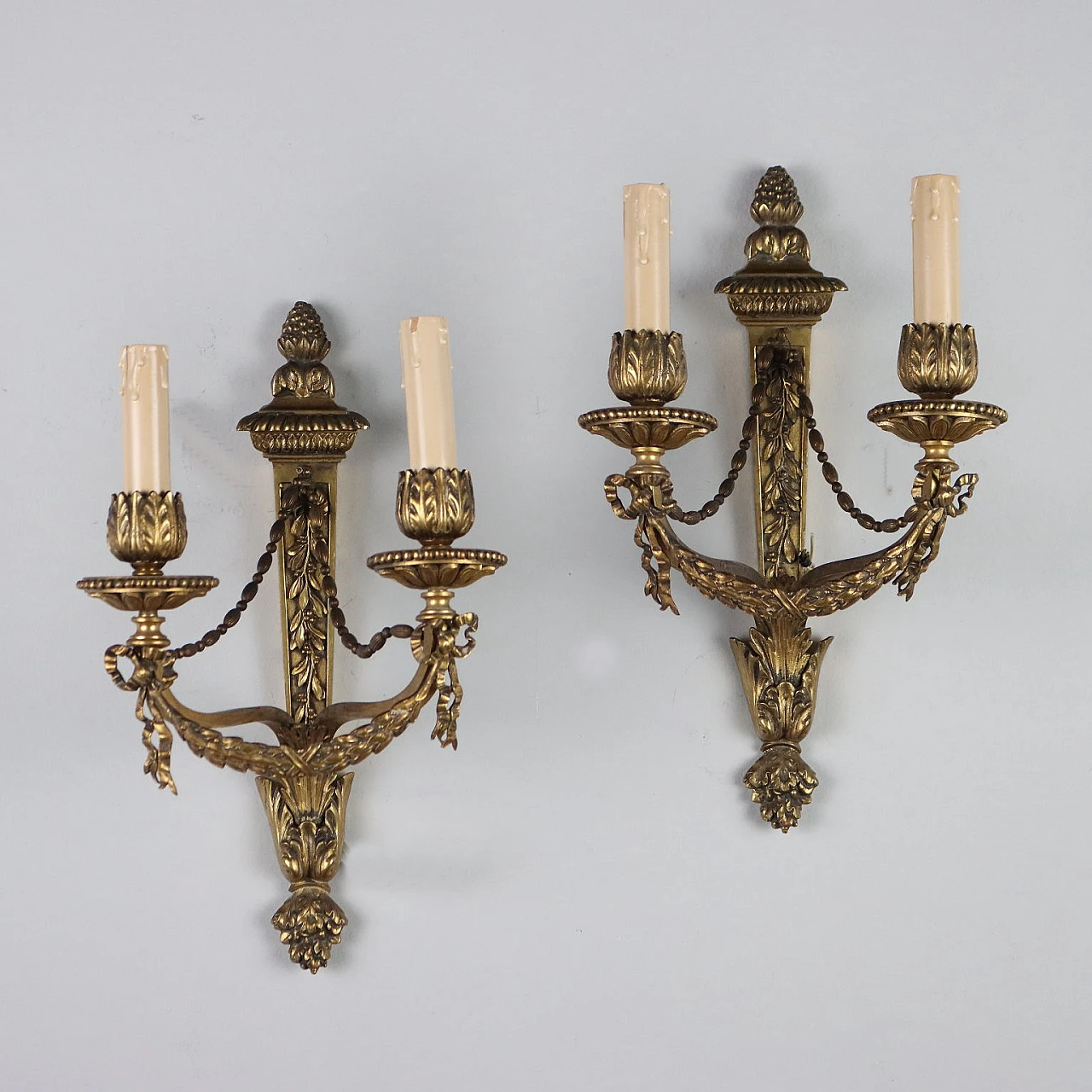 Coppia di Lampade da parete a due luci in bronzo dorato 1