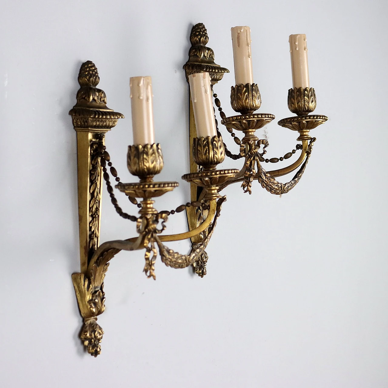 Coppia di Lampade da parete a due luci in bronzo dorato 4