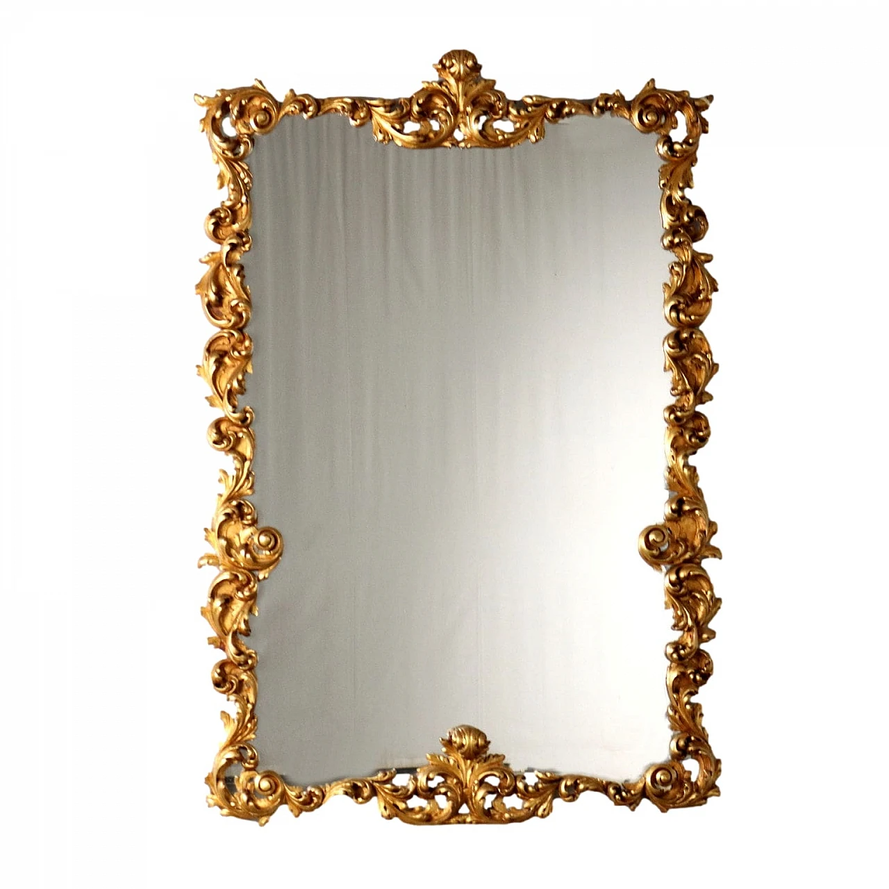 Specchio con cornice intagliata a volute di foglie e dorata 1