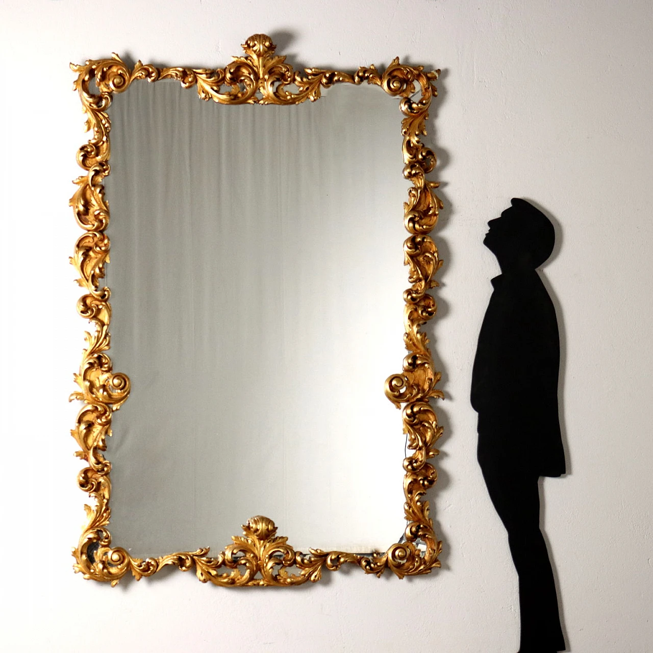 Specchio con cornice intagliata a volute di foglie e dorata 2