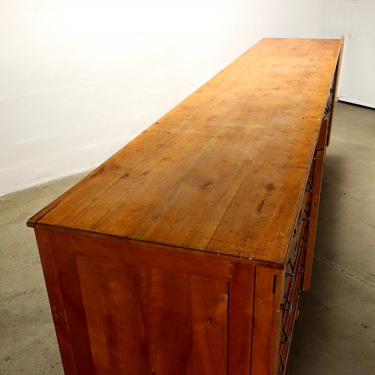 Cassettiera in legno di ciliegio a tre sezioni con montanti movibili 3