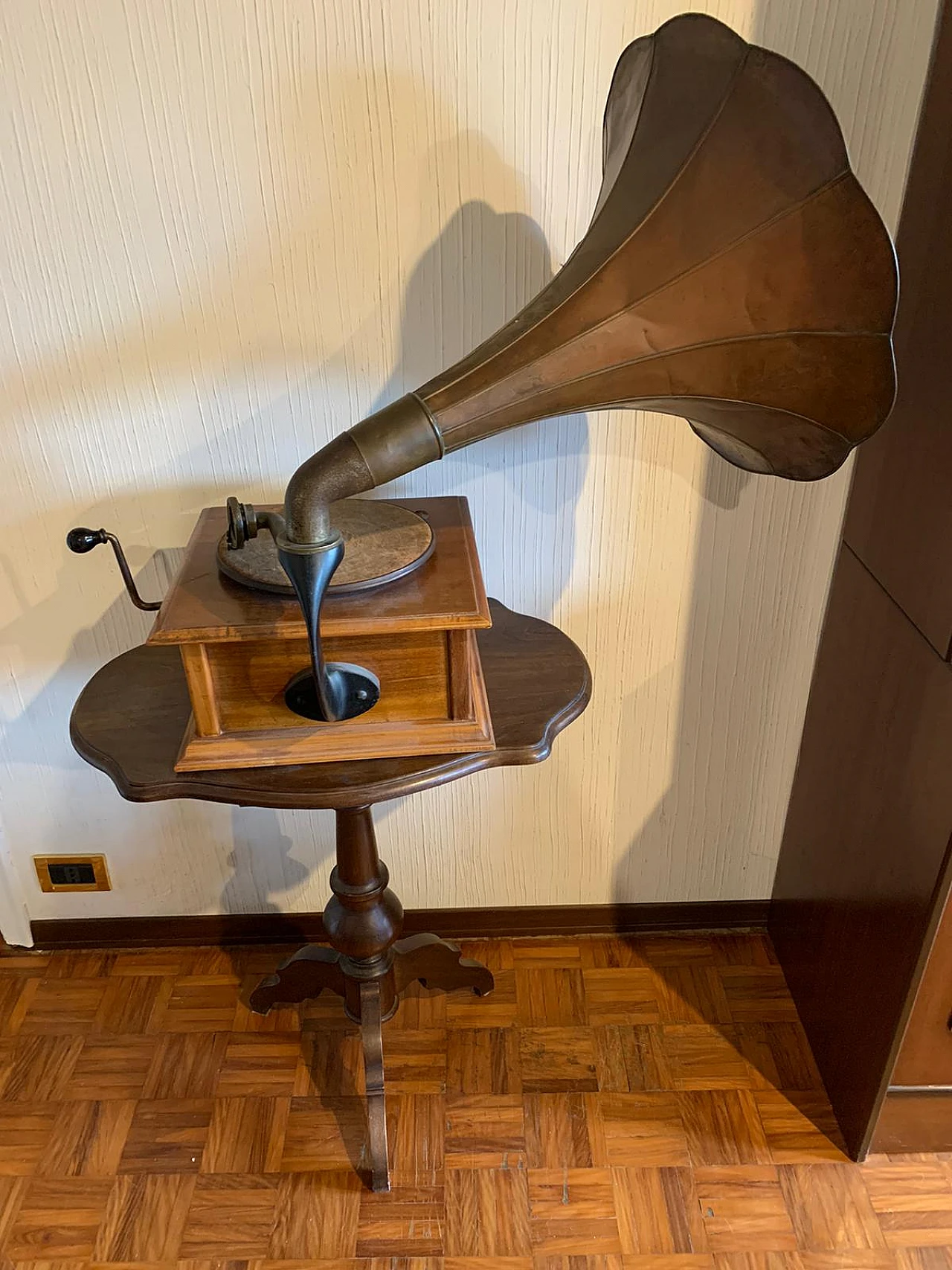Grammofono in legno e metallo di Columbia Grafonola, inizio '900 13