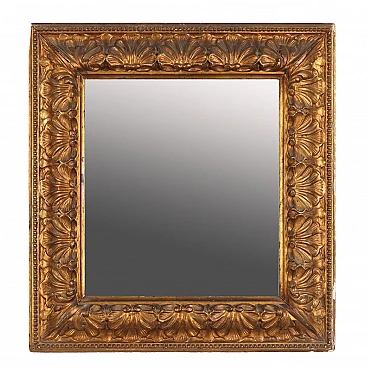 Specchio con cornice in legno dorato e motivi floreali