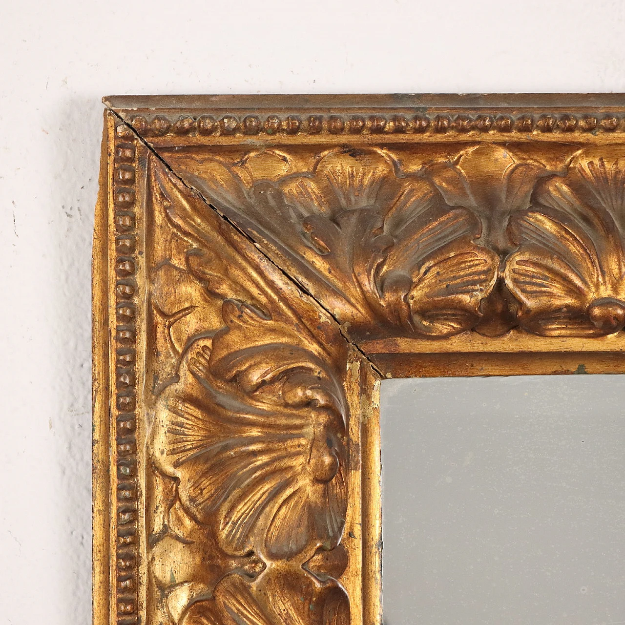 Mirror with gilded wood frame and floral motifs 3