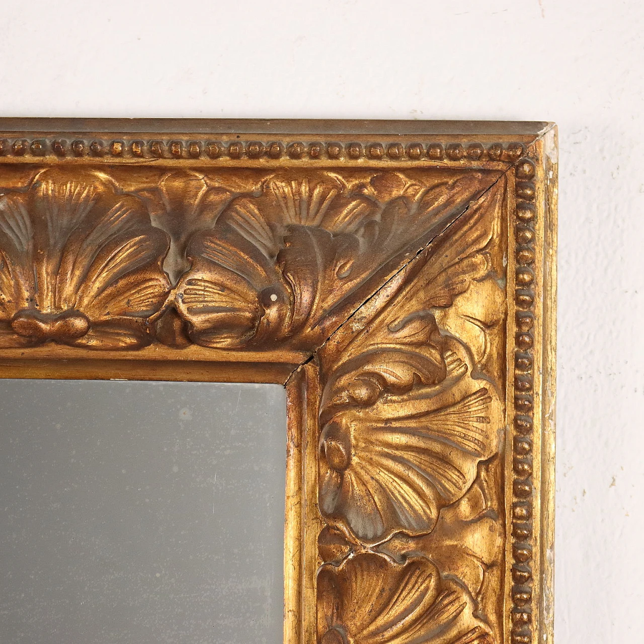 Mirror with gilded wood frame and floral motifs 5