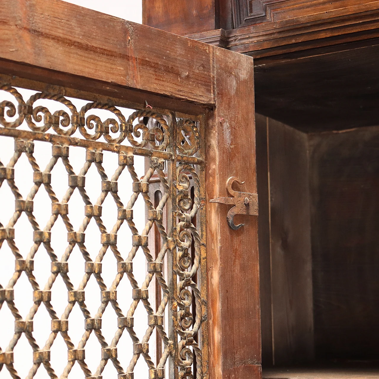 Double-body sideboard made of carved spruce and iron grating 6