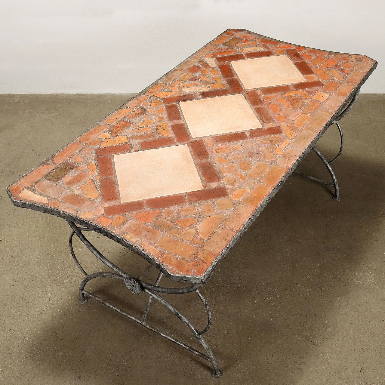 Tavolo da giardino in ferro con piano in cotto e ceramica 3