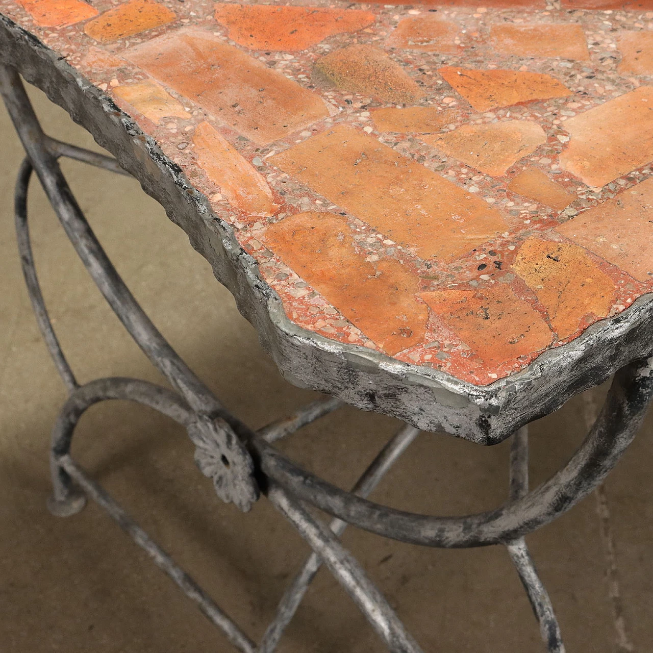 Tavolo da giardino in ferro con piano in cotto e ceramica 5