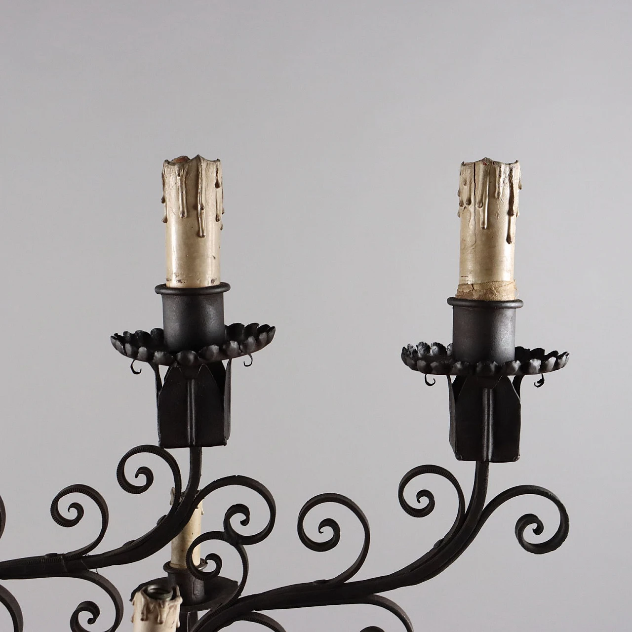 Lampadario a dieci luci in ferro battuto, inizio '900 4