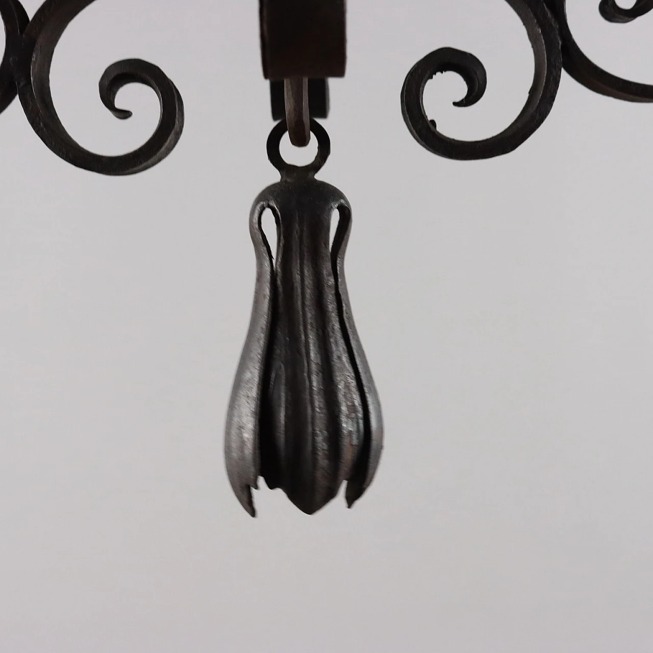 Lampadario a dieci luci in ferro battuto, inizio '900 6