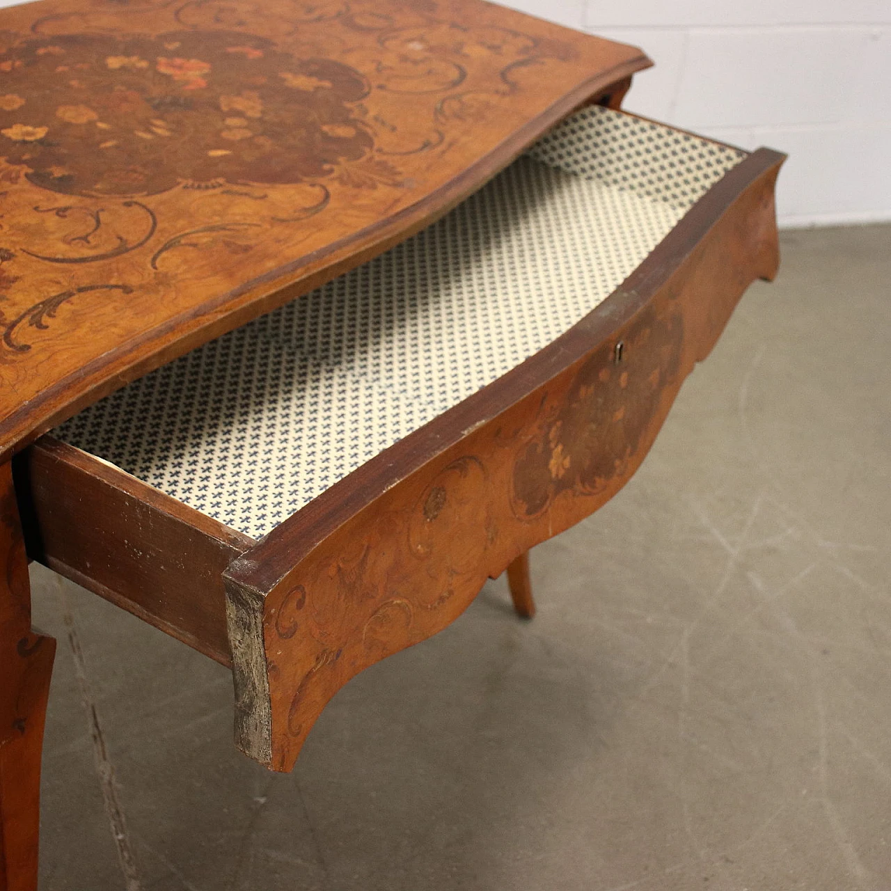 Tavolo stile Barocchetto in legno intarsiato, inizio '900 7