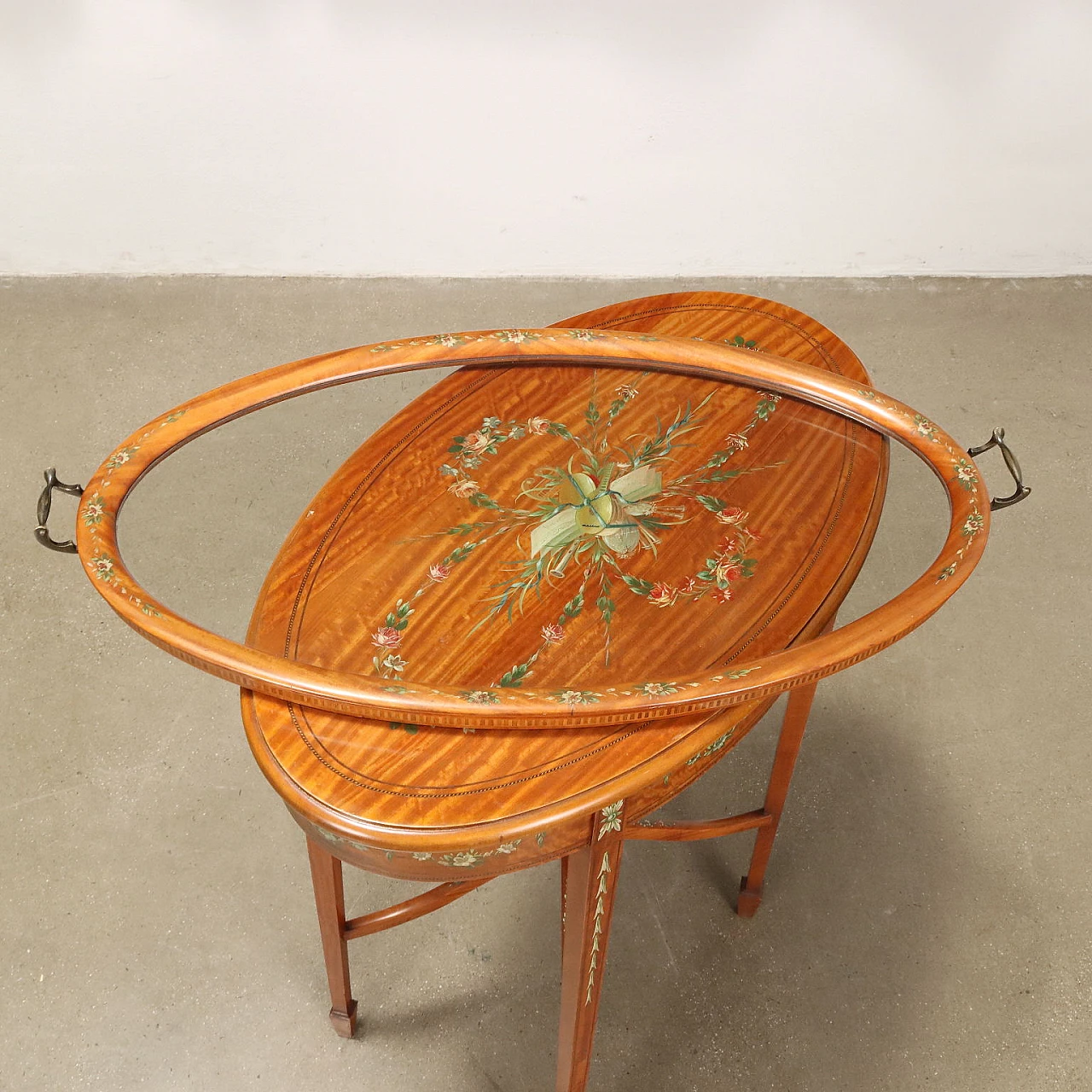 Tavolino in mogano con vassoio removibile e motivi floreali dipinti 3