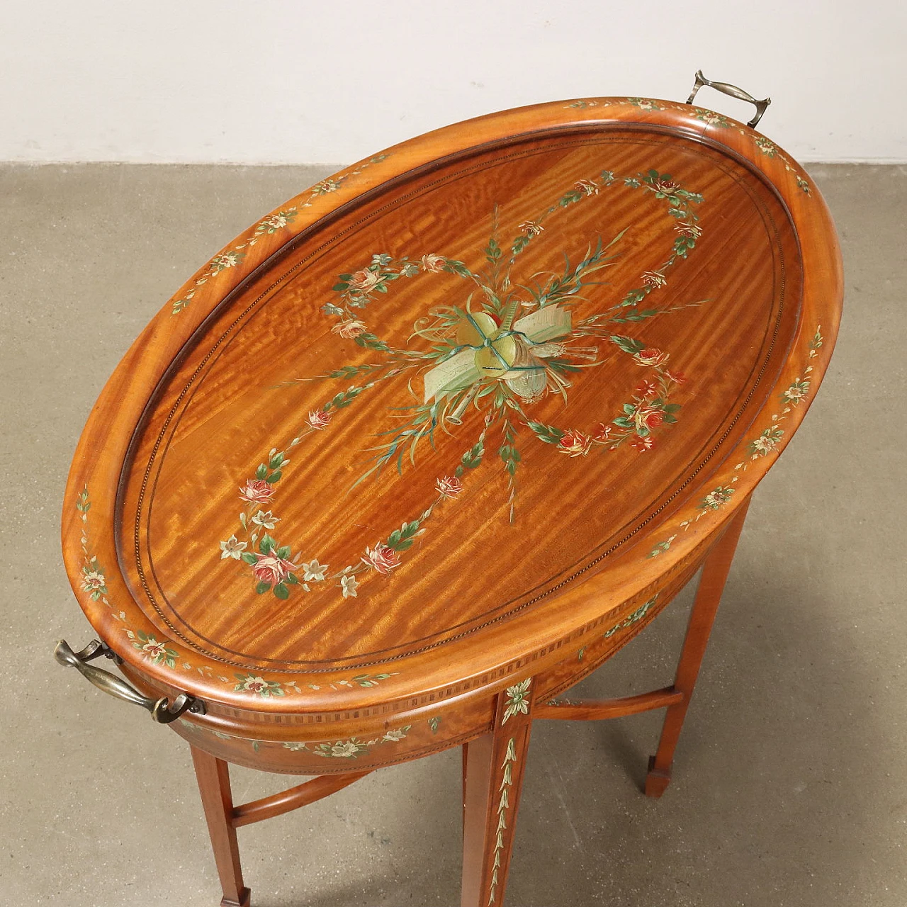 Tavolino in mogano con vassoio removibile e motivi floreali dipinti 4