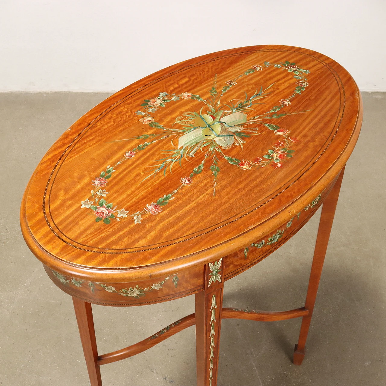 Tavolino in mogano con vassoio removibile e motivi floreali dipinti 5