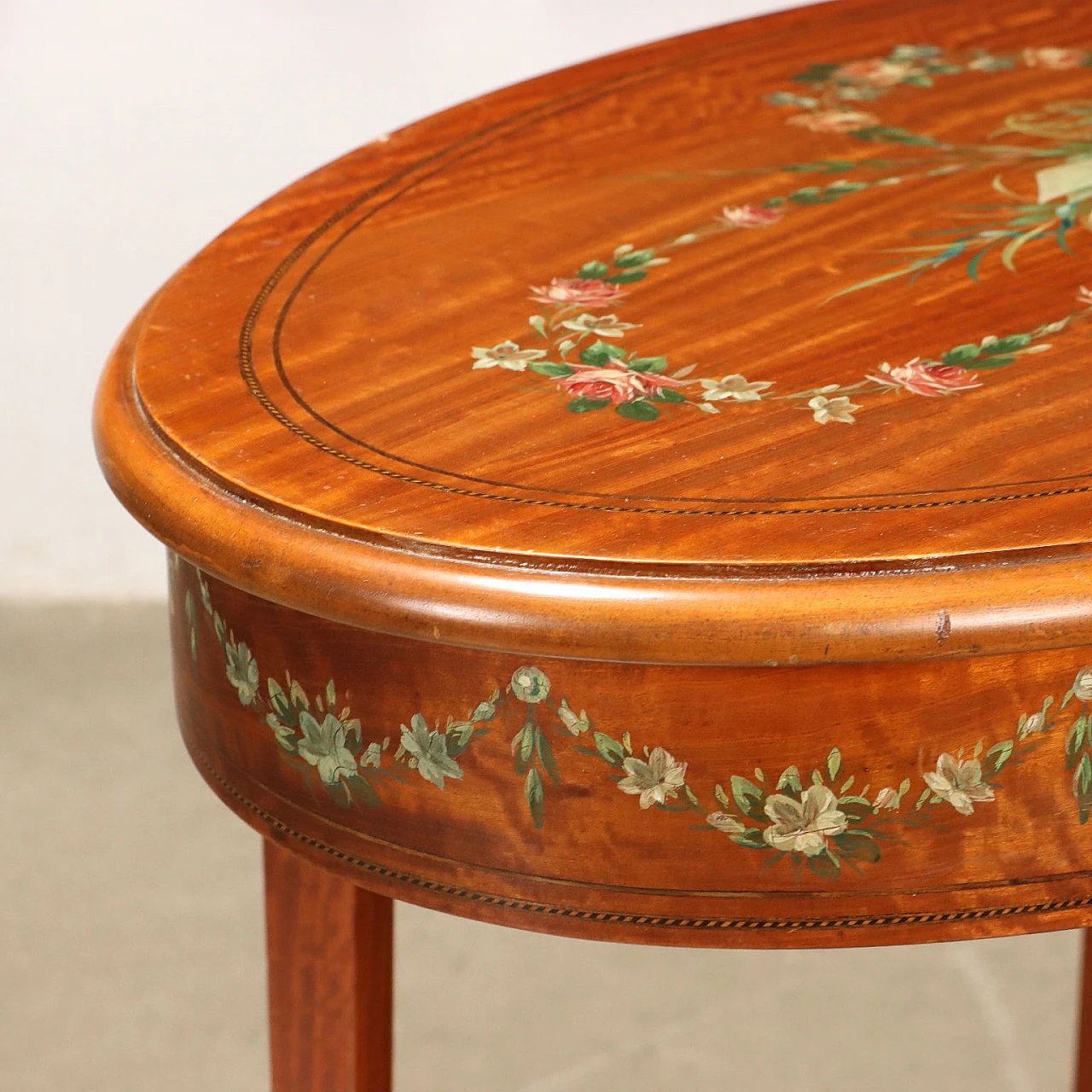 Tavolino in mogano con vassoio removibile e motivi floreali dipinti 7