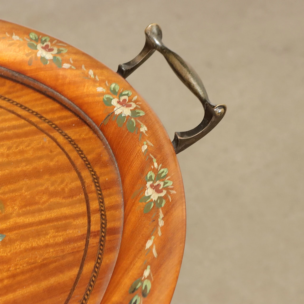 Tavolino in mogano con vassoio removibile e motivi floreali dipinti 8