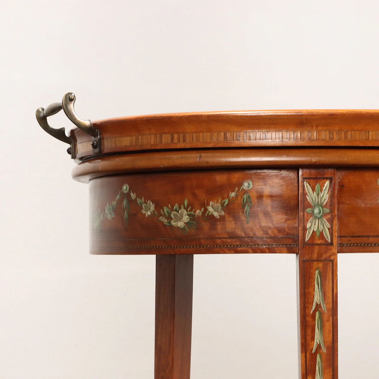 Tavolino in mogano con vassoio removibile e motivi floreali dipinti 9