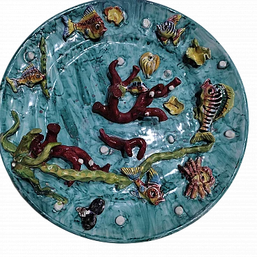 Piatto in ceramica di Vietri con pesci ed alghe in rilievo
