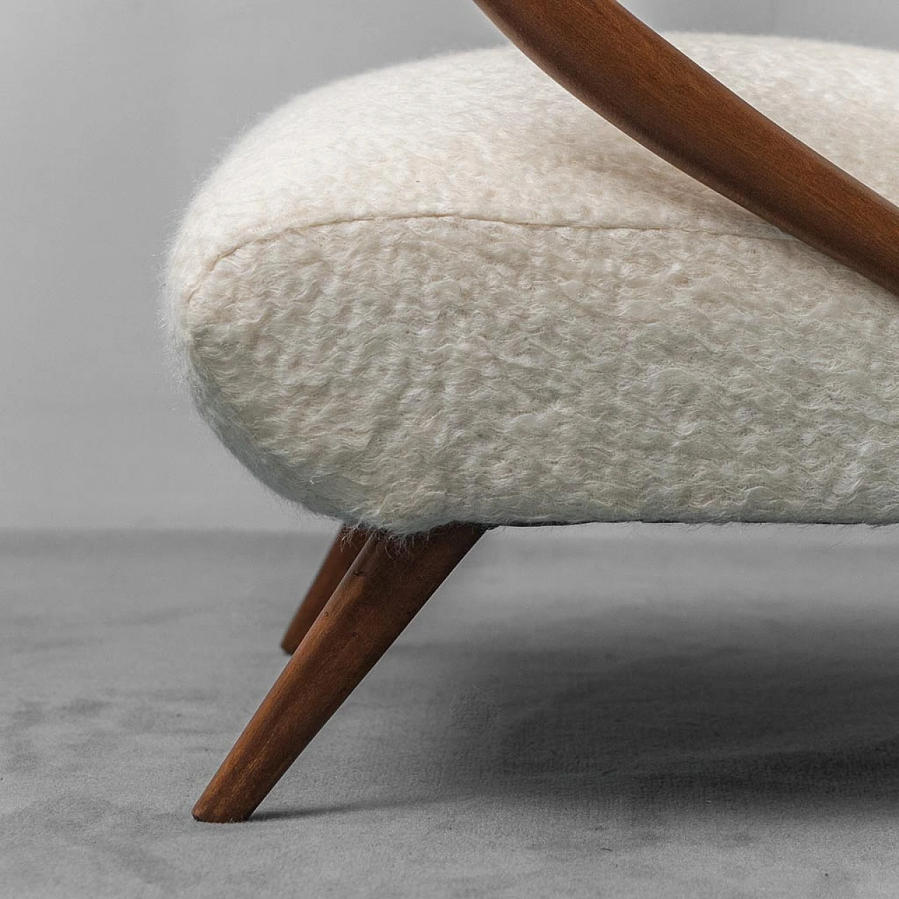 Coppia di poltrone in legno e tessuto bianco, anni '60 3