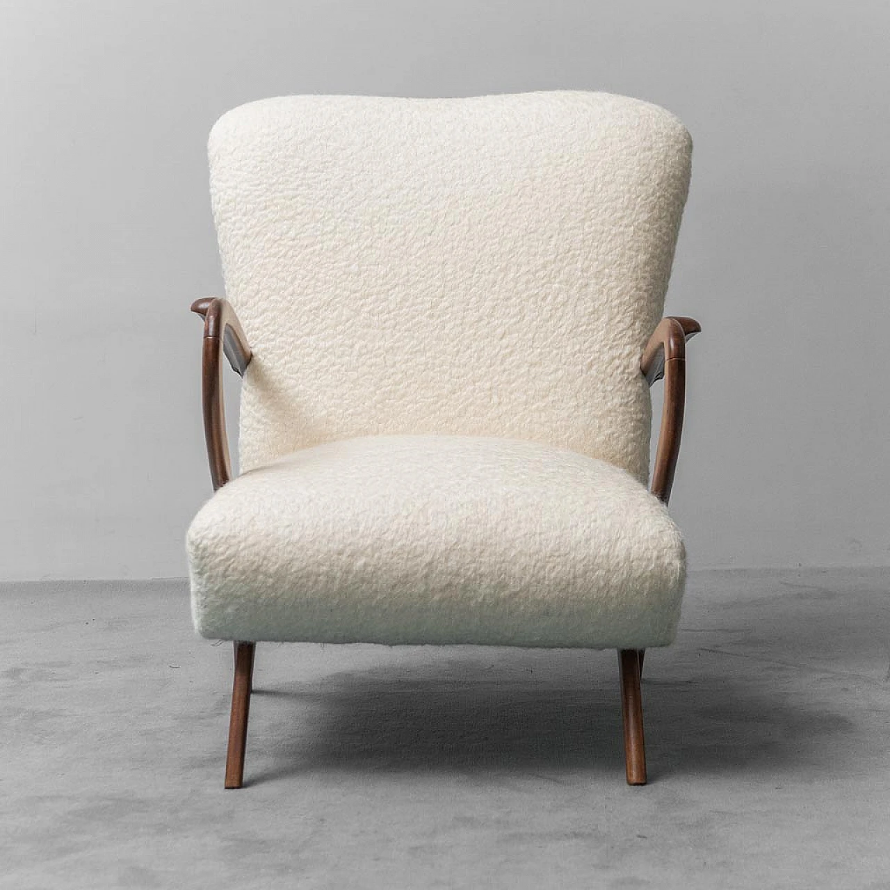 Coppia di poltrone in legno e tessuto bianco, anni '60 9