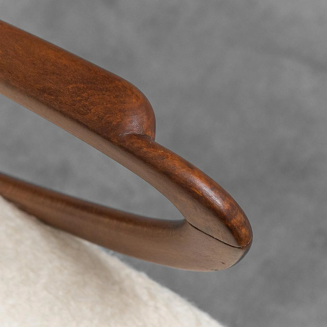 Coppia di poltrone in legno e tessuto bianco, anni '60 10
