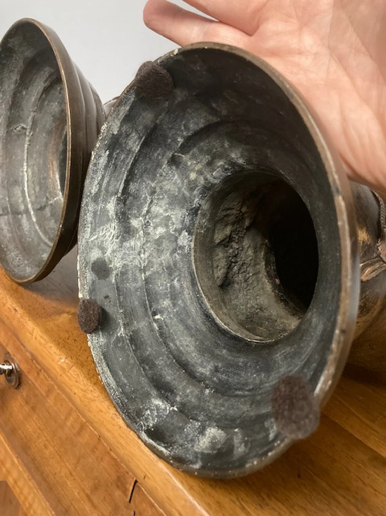 Pair of Japanese bronze vases, late 19th century 17