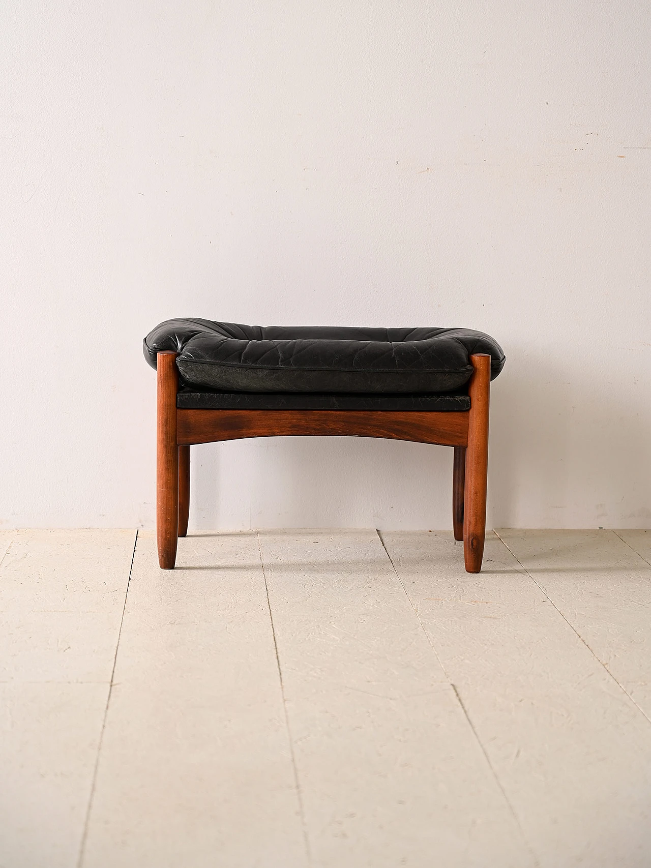 Sgabello danese in legno e pelle nera, anni '60 1