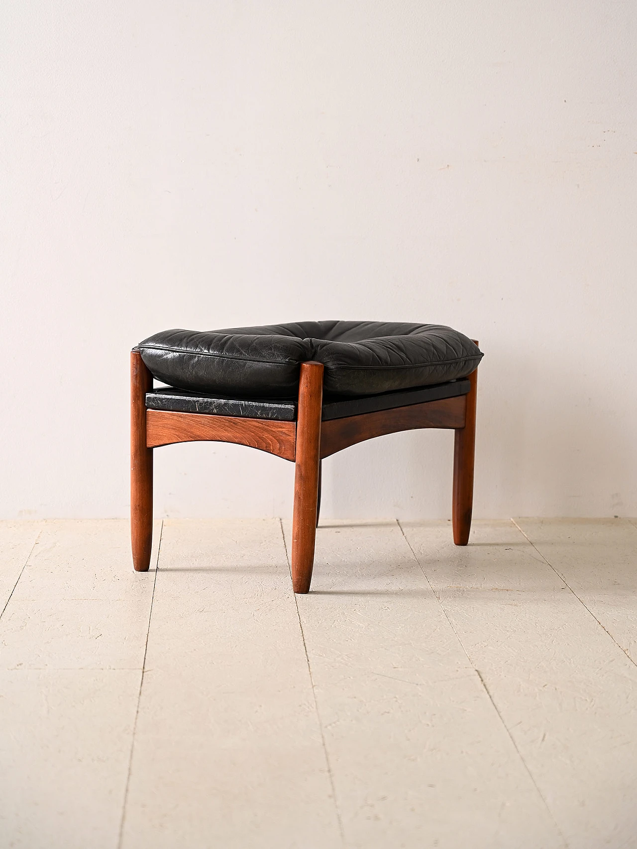 Sgabello danese in legno e pelle nera, anni '60 2