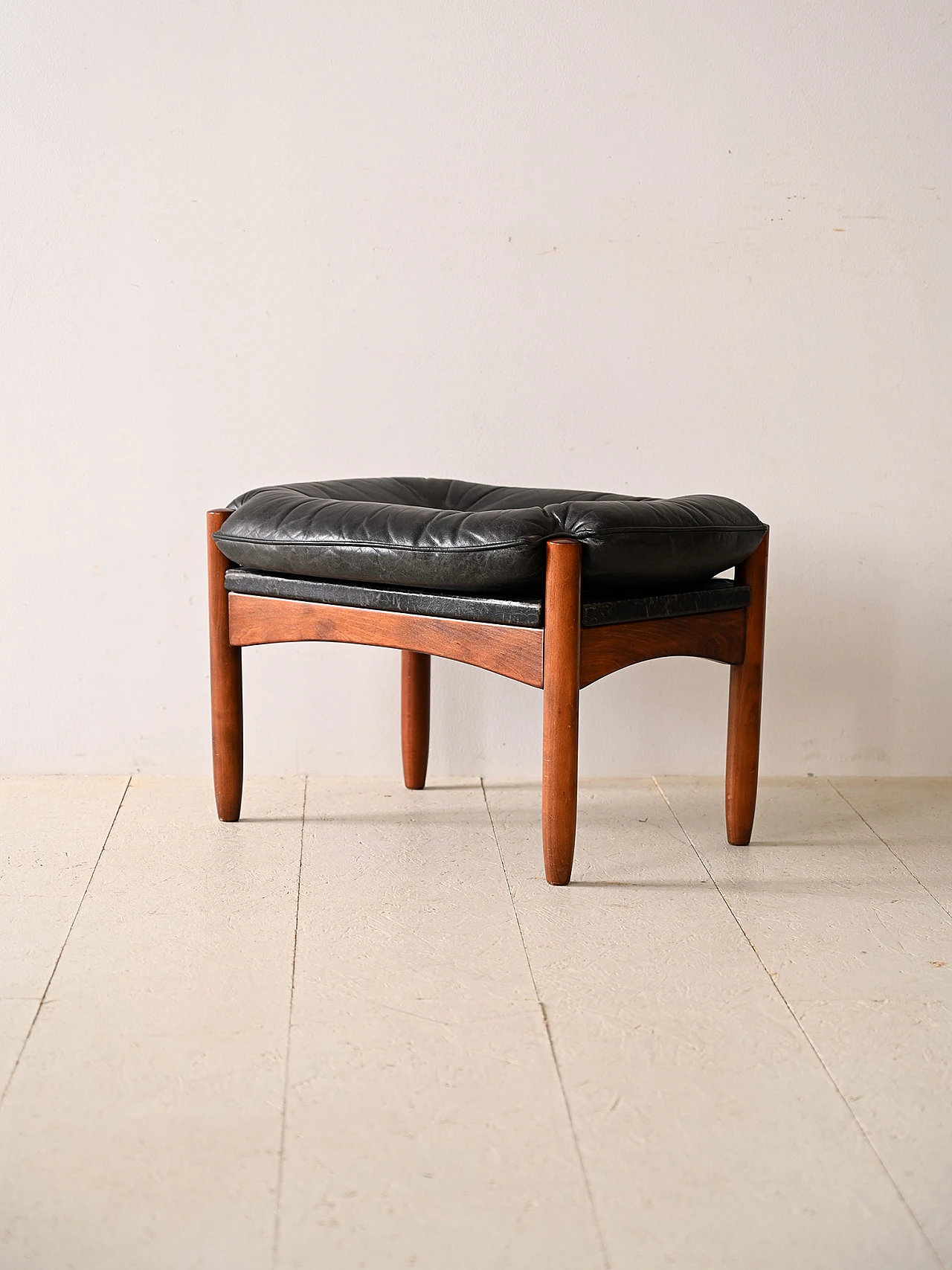 Sgabello danese in legno e pelle nera, anni '60 3