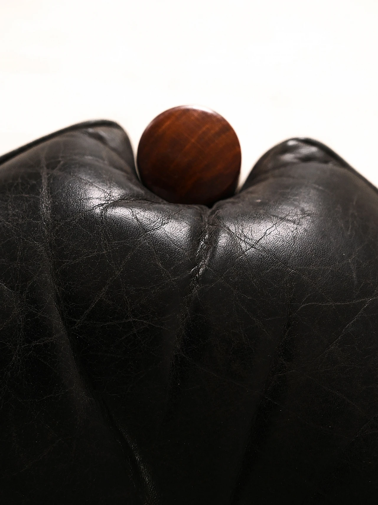 Sgabello danese in legno e pelle nera, anni '60 5