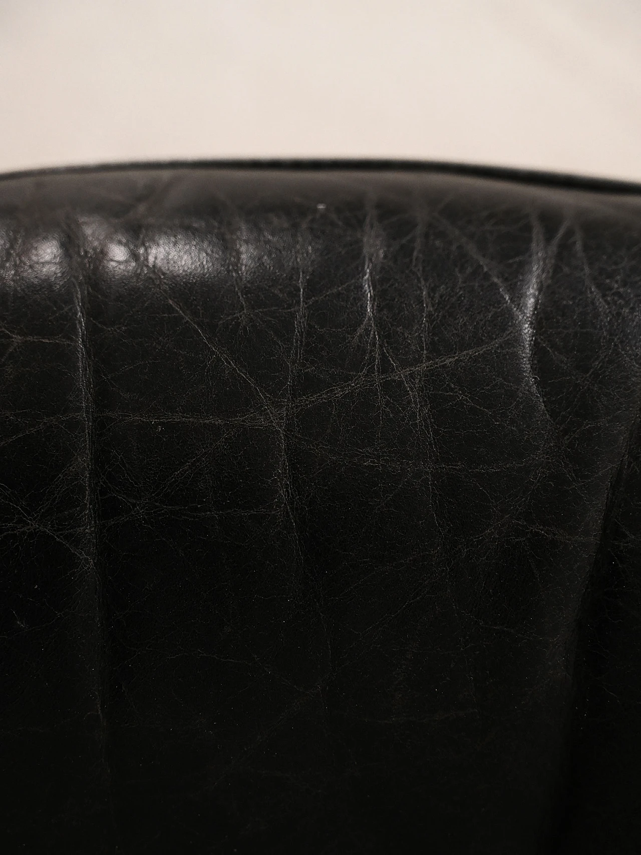 Sgabello danese in legno e pelle nera, anni '60 6