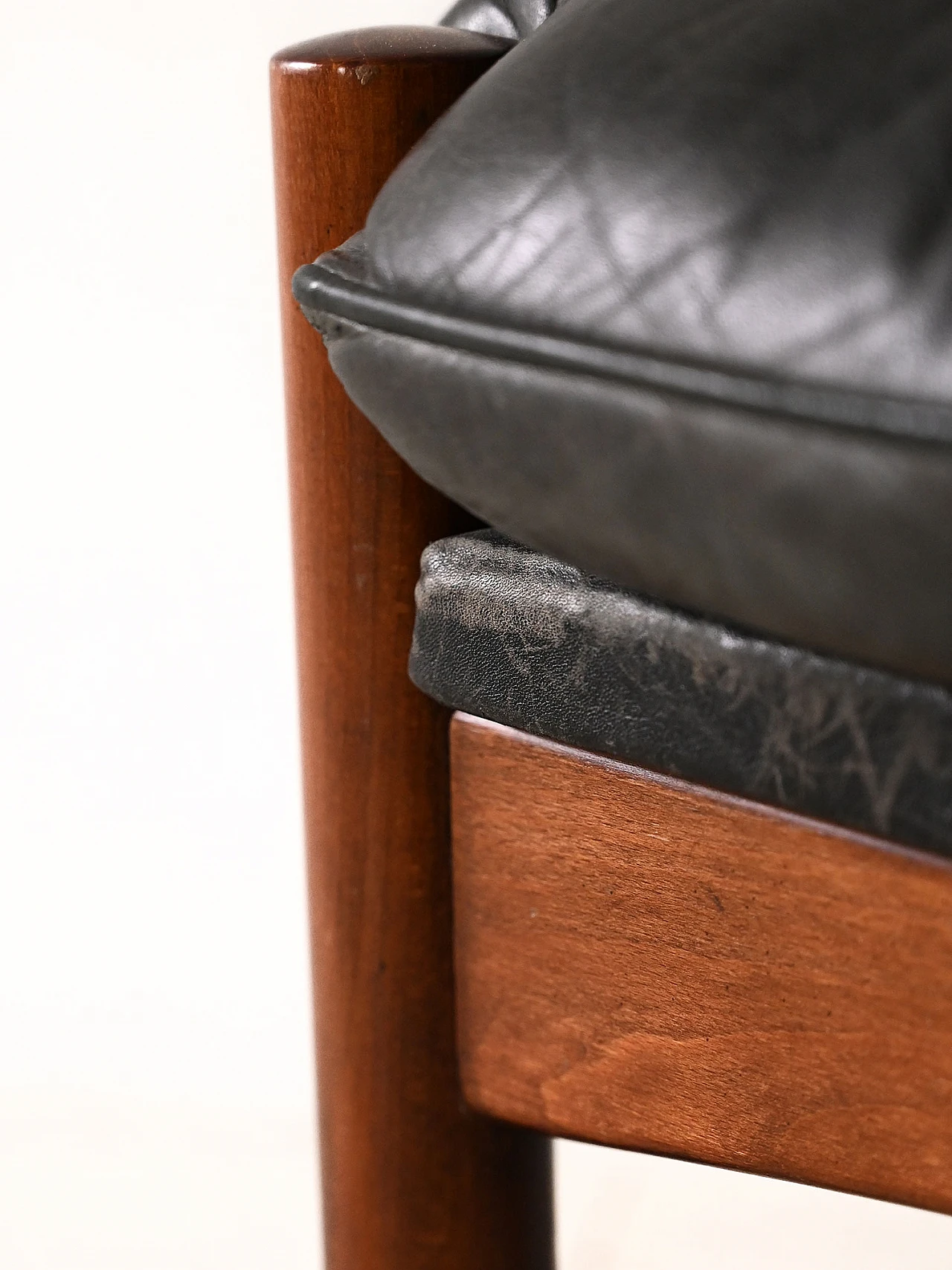 Sgabello danese in legno e pelle nera, anni '60 7