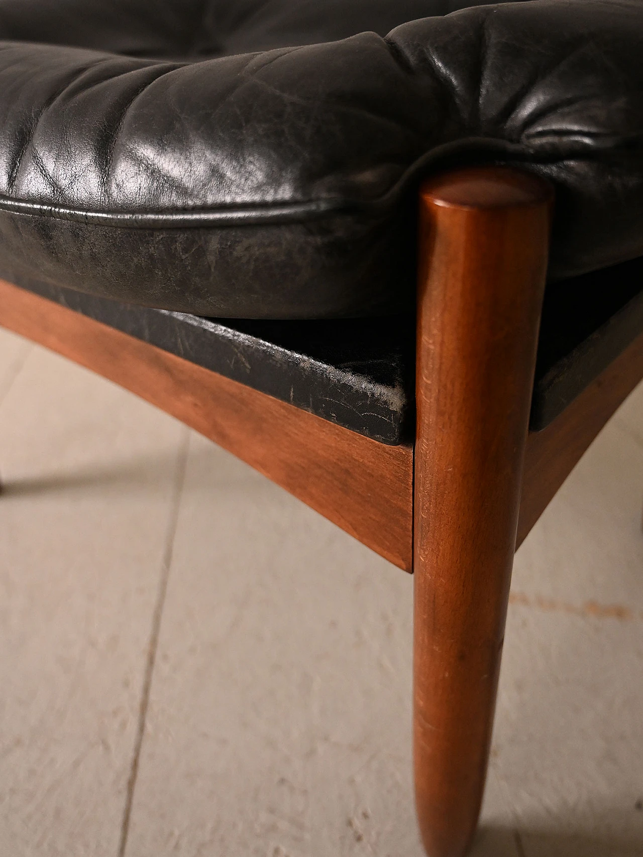 Sgabello danese in legno e pelle nera, anni '60 8