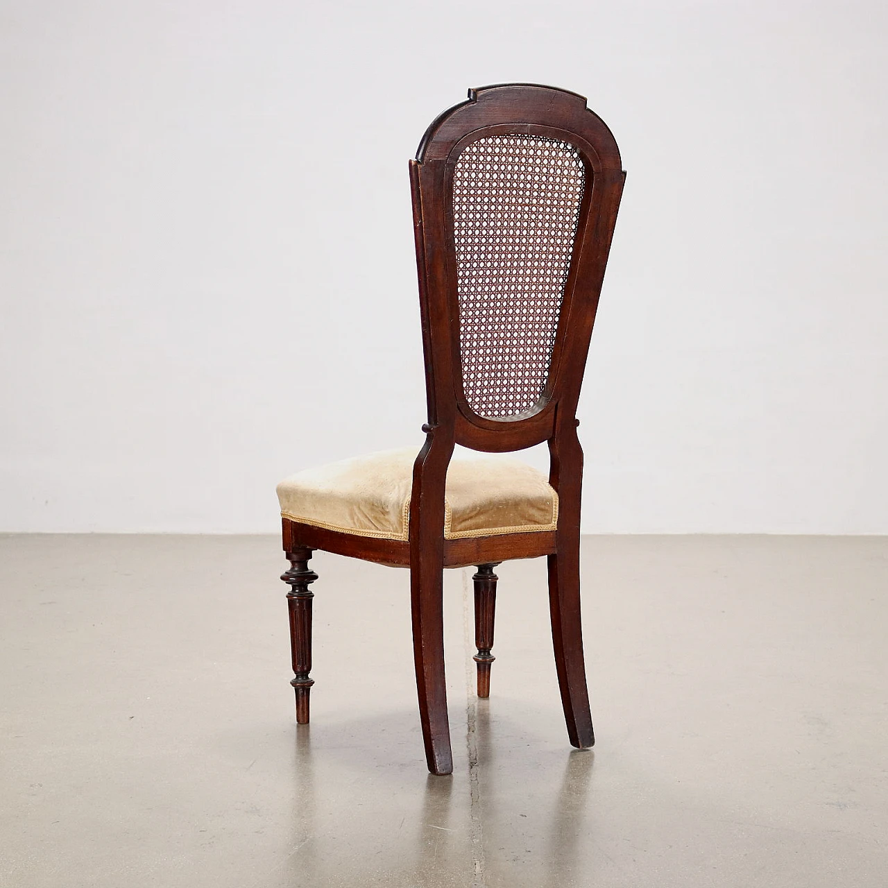 4 Sedie Umbertine in noce con schienale incannucciato, fine '800 7