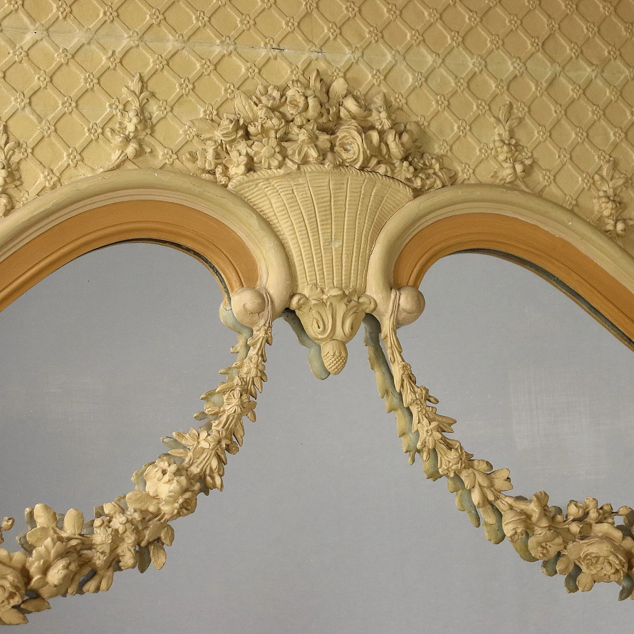 Specchio stile Neoclassico in stucco intagliato e laccato 3