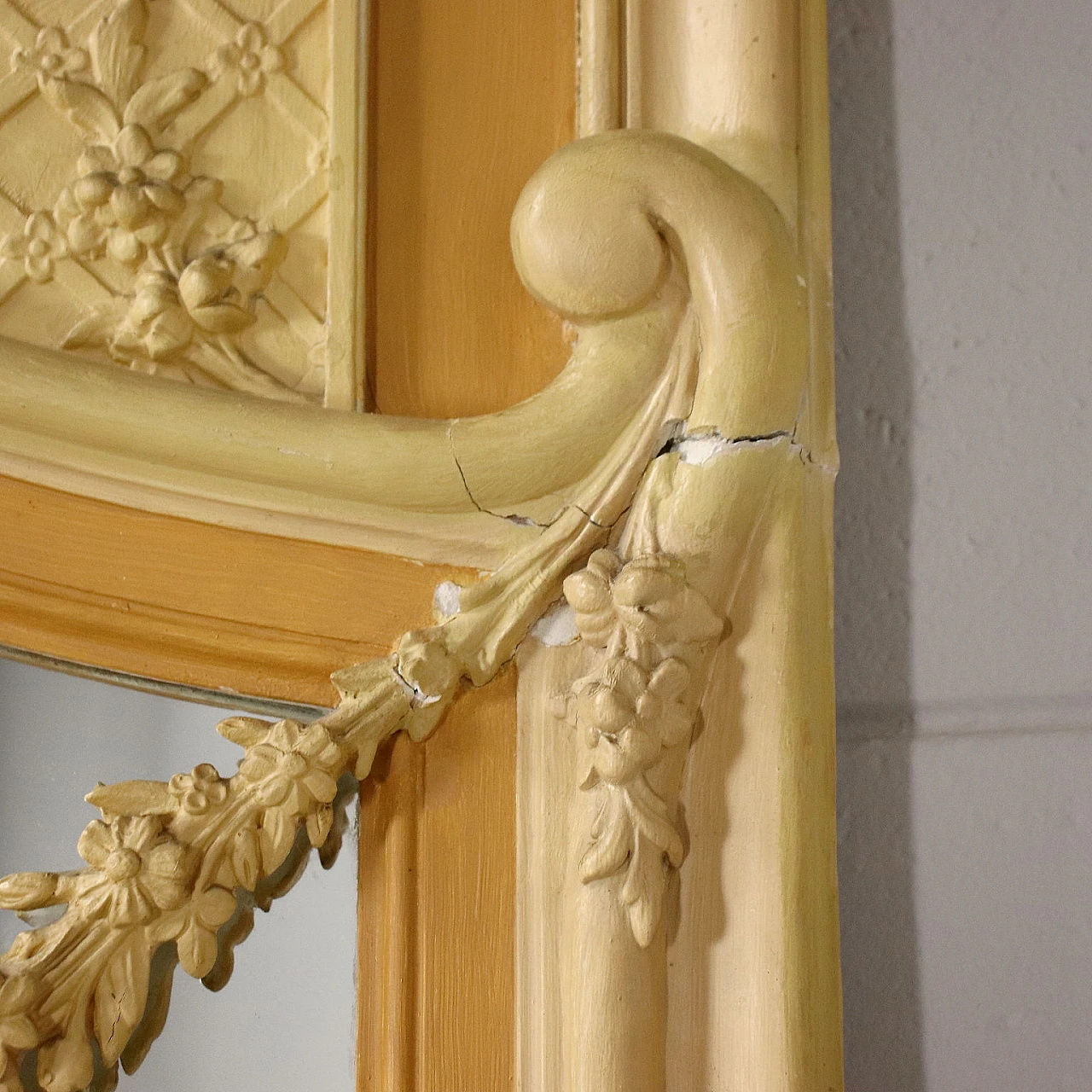 Specchio stile Neoclassico in stucco intagliato e laccato 9